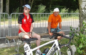 la paire tranquille, l'oeil toujours à l'affût ; avec eux, les vélos sont bien gardés ...