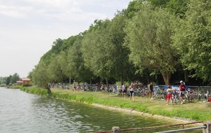 le parc à vélo au bord de l'étang.