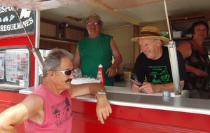 les  chefs  de la caravane...
la bière est au frais, l'eau aussi...
prêts pour les saucisses et tout le reste... une  équipe de haut vol !